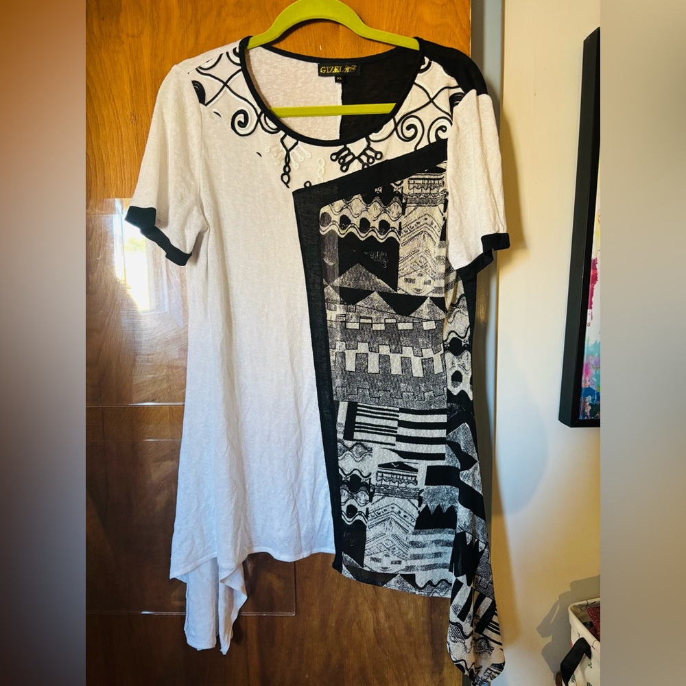 GIZEL Black and White Graphic Tunic Top